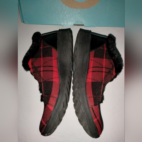 Bzees (Size 8.5W) Black/Red Plaid Pattern Faux Fur Lined Slip-on Golden Sneakers - Picture 8 of 13
